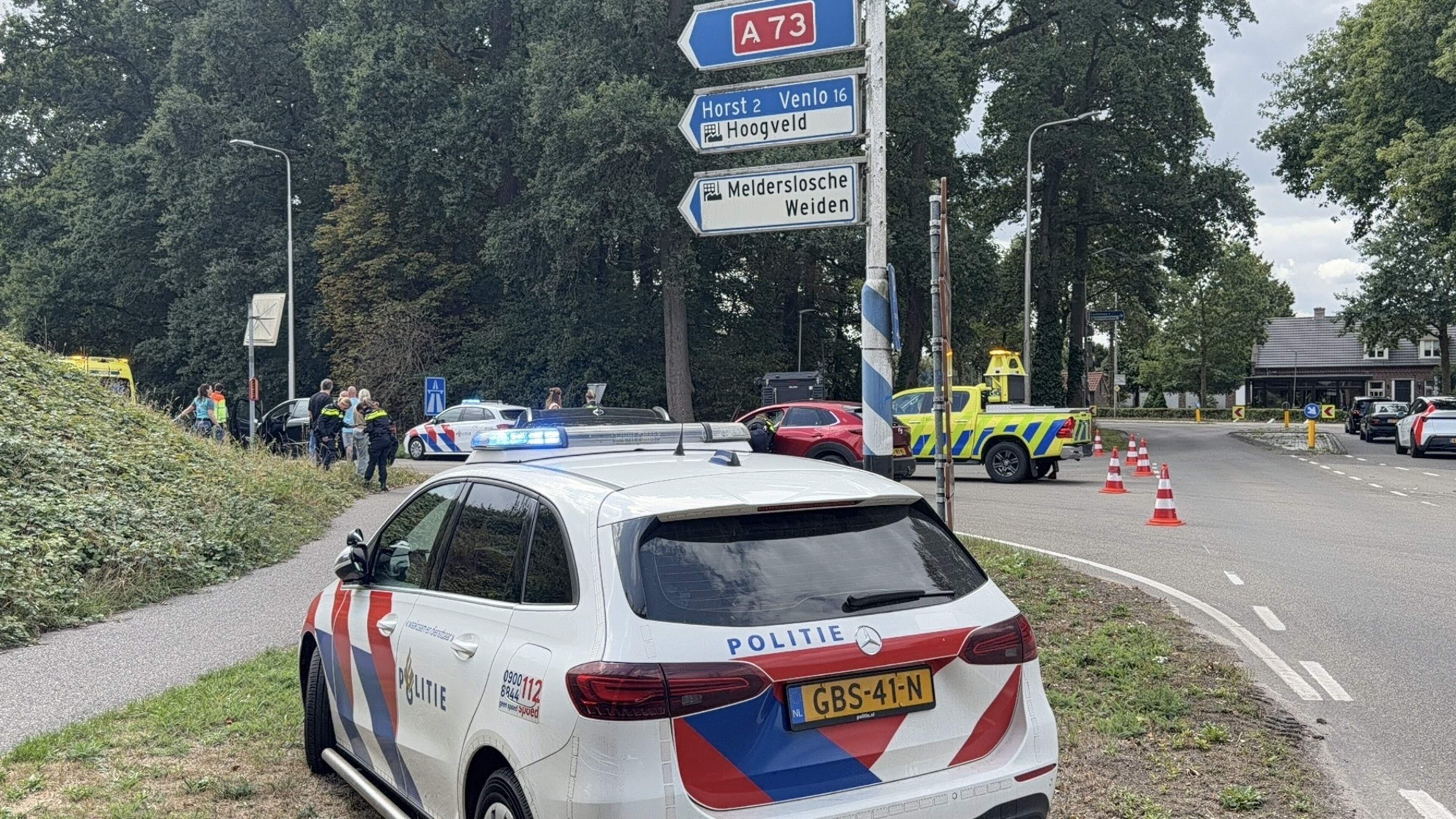 Fietsster gewond na botsing met auto op toerit A73 bij Horst